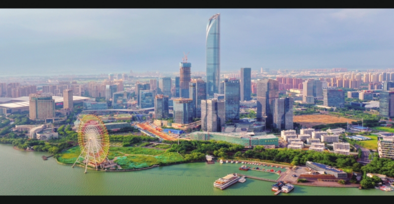 　　晨光点亮了写字楼的玻璃窗，也点亮了窗边年轻人的脸庞。