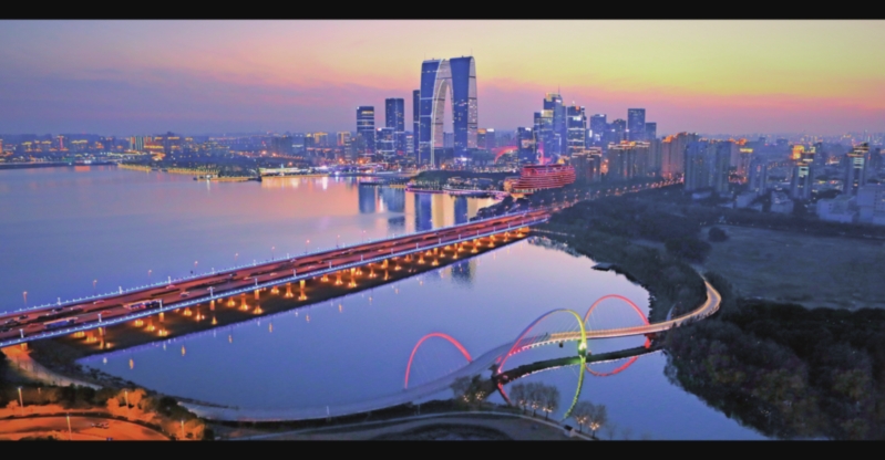 　　朝霞为流云染上了一层金边，一同俯瞰这充满活力的城市。
