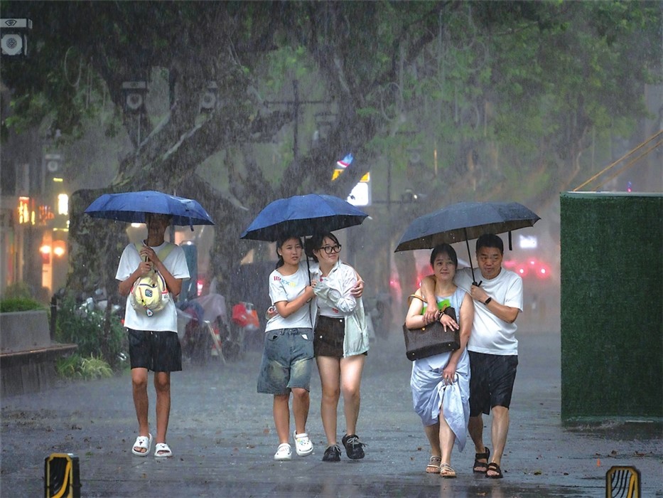 雨中前行