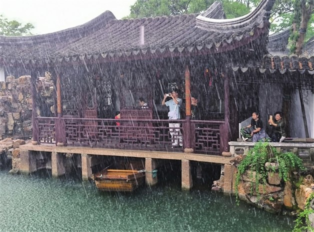 游园观雨