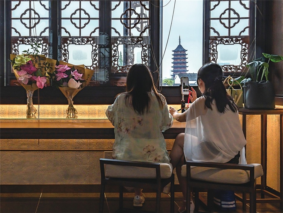 塔影入窗