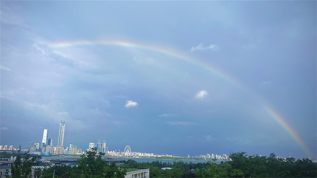 虹贯天际